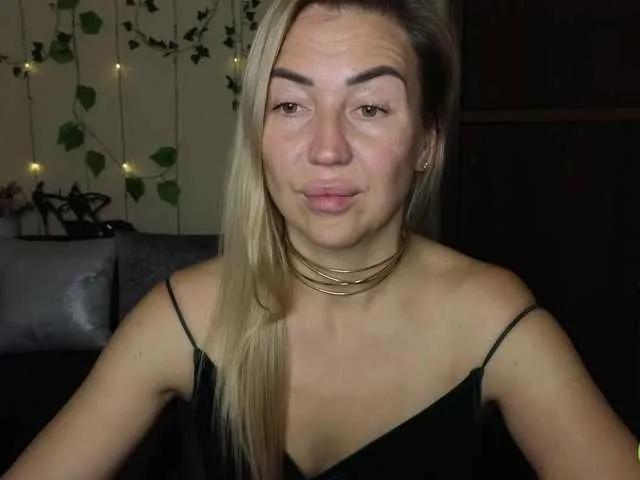 Offline Jullyblondkiss on BongaCams