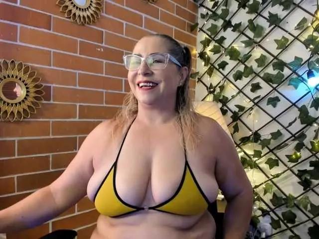 MAJAREAL —> Me excita que me miren mientras me toco...
que me pidan cosas sucias al odo,
y que no se contengan cuando me desean fuerte.
Quieres probar?