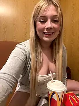 Freechat CherryAuroraa on StripChat