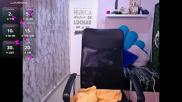 Freechat cristal_horny19 on StripChat