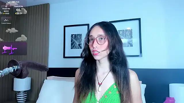 Freechat doll_bella_ on StripChat