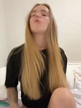 Freechat EmiliaCatalina on StripChat