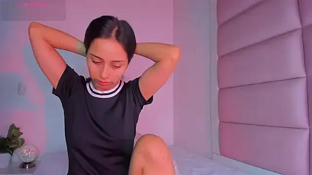 Freechat little-Emma on StripChat