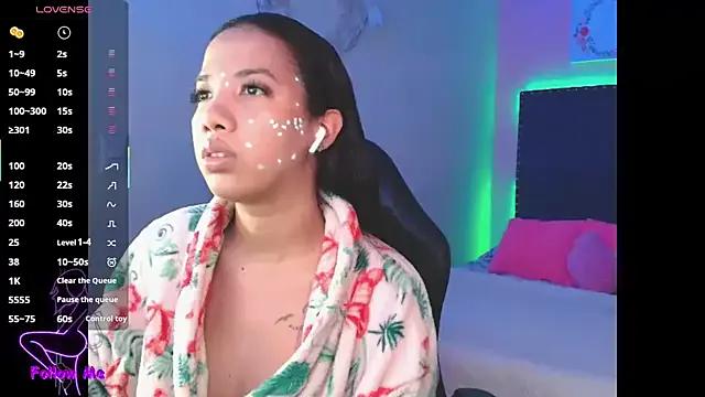 SallyWhitee on StripChat 